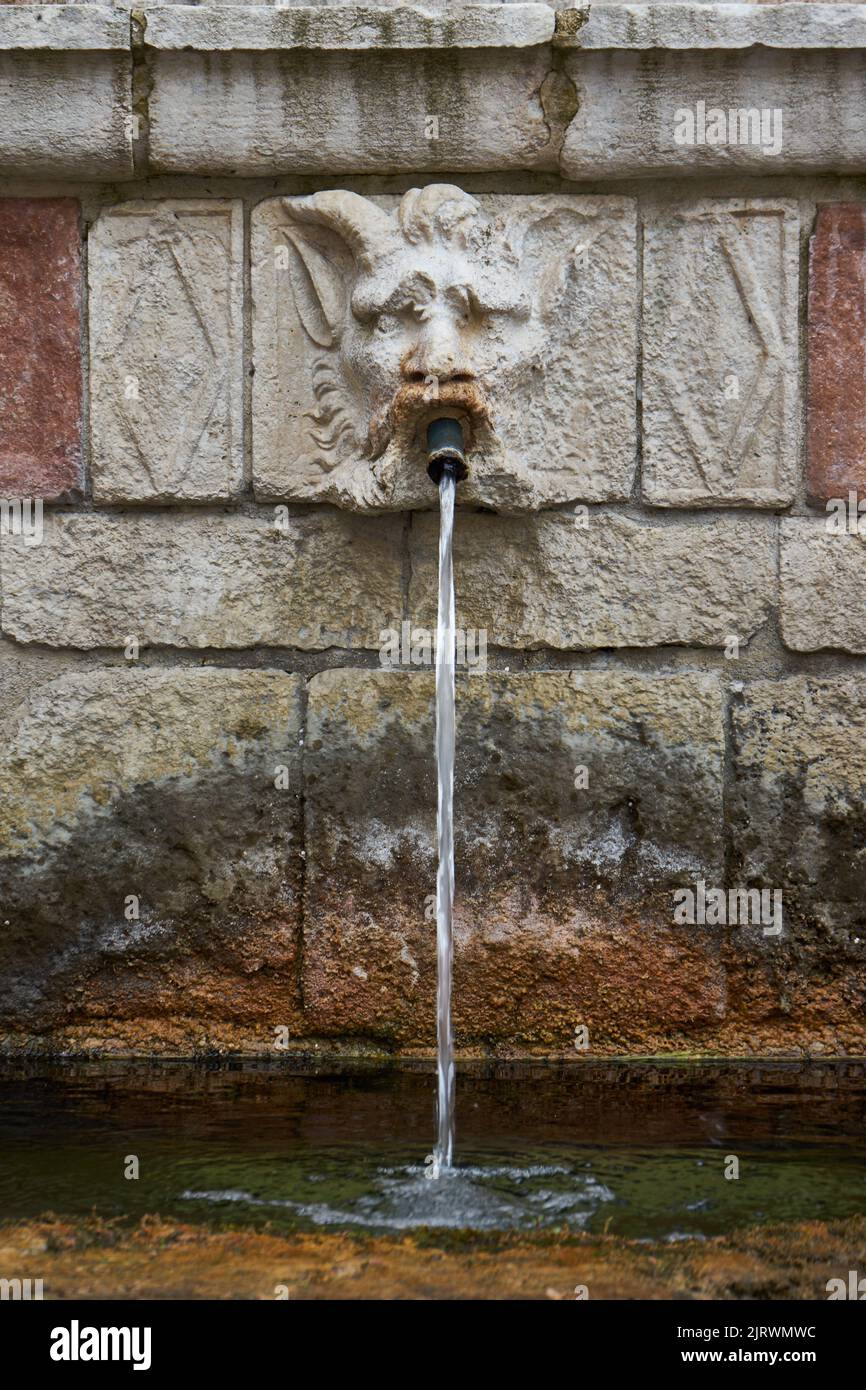Fontana delle 99 Cannelle, Parco delle acque e fontanella, historisches Wahrzeichen von LAquila, Stadtteil Borgo Rivera, L’Aquila, Abruzzen, Italien Stockfoto