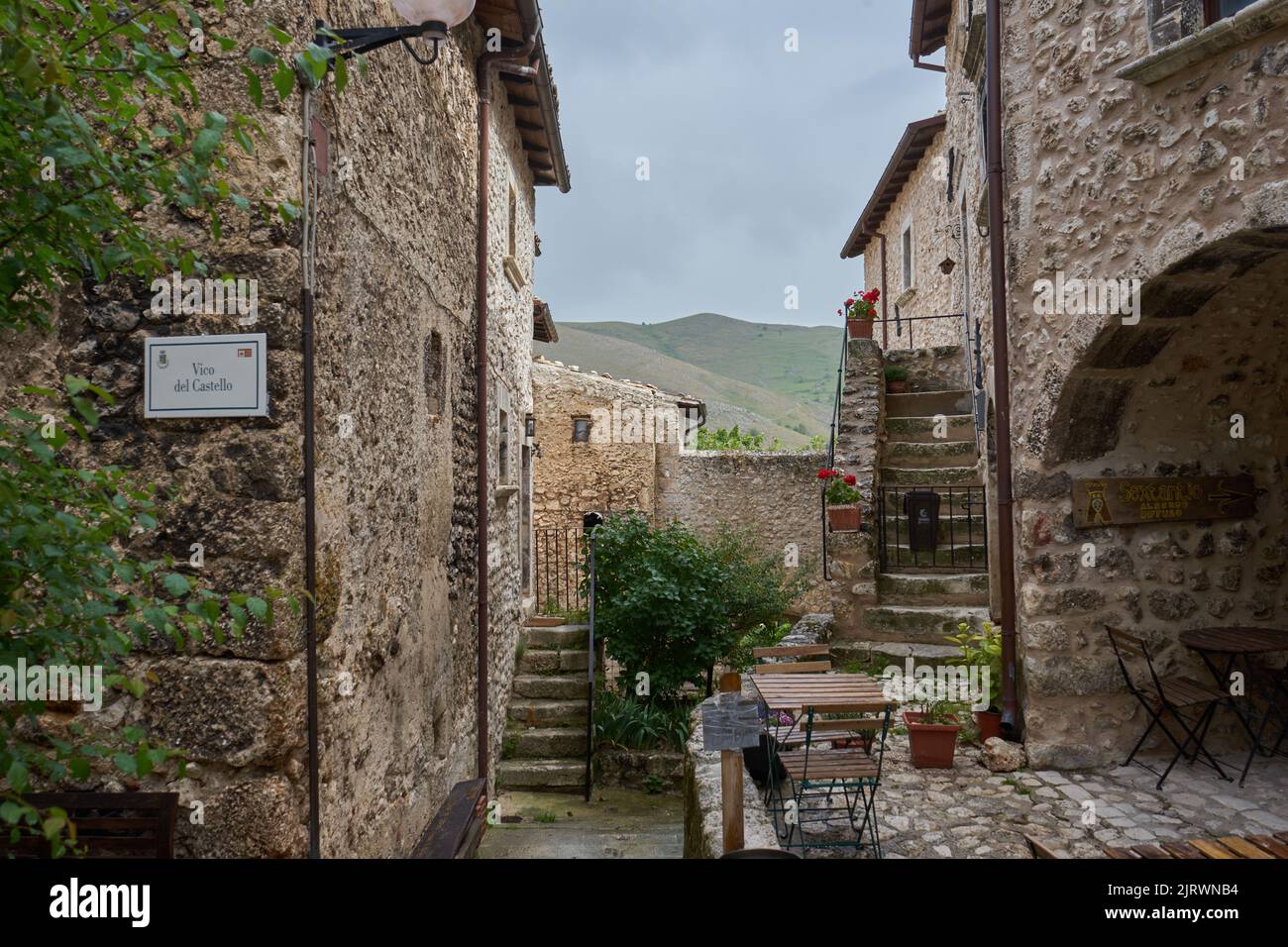 Gasse in Santo Stefano di Sessanio, Nationalpark Gran Sasso und Monti della Laga, im Gebirge Gran Sasso, Abruzzen, Apennin, Italien Stockfoto