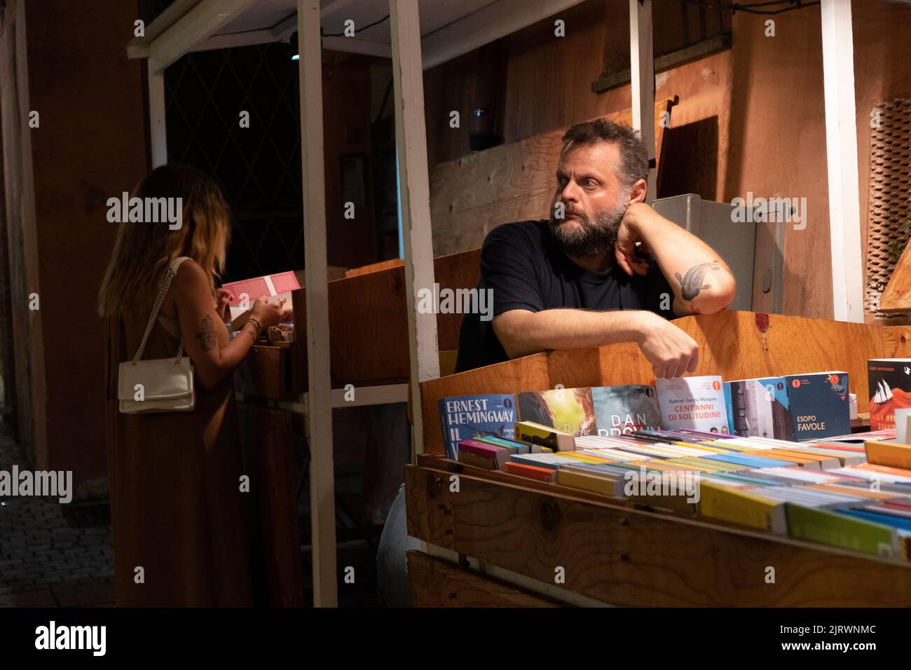 San Felice Circeo, Italien - 16. August 2022: Buchverkäufer wartet auf die Käufer Stockfoto