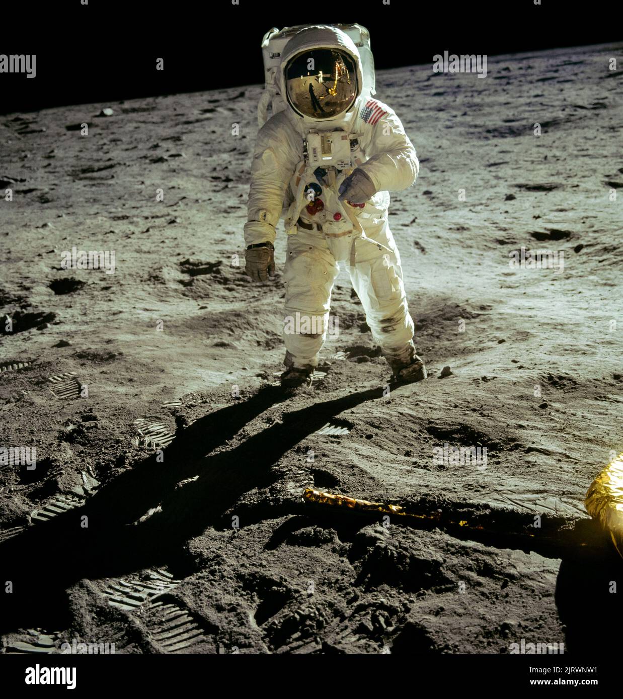 MEER DER RUHE, DER MOND, DIE ERDE - 20. Juli 1969 - Astronaut Edwin E Aldrin Jr, Mondmodulpilot, spaziert auf der Oberfläche des Mondes in der Nähe des Beins Stockfoto