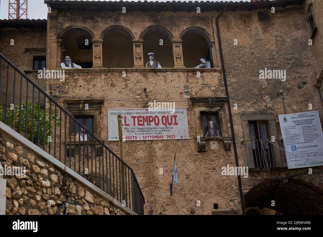 Il Tempo qui, Fotoausstellung historischer Fotografien, Santo Stefano di Sessanio, Nationalpark Gran Sasso und Monti della Laga, Abruzzen, Italien Stockfoto