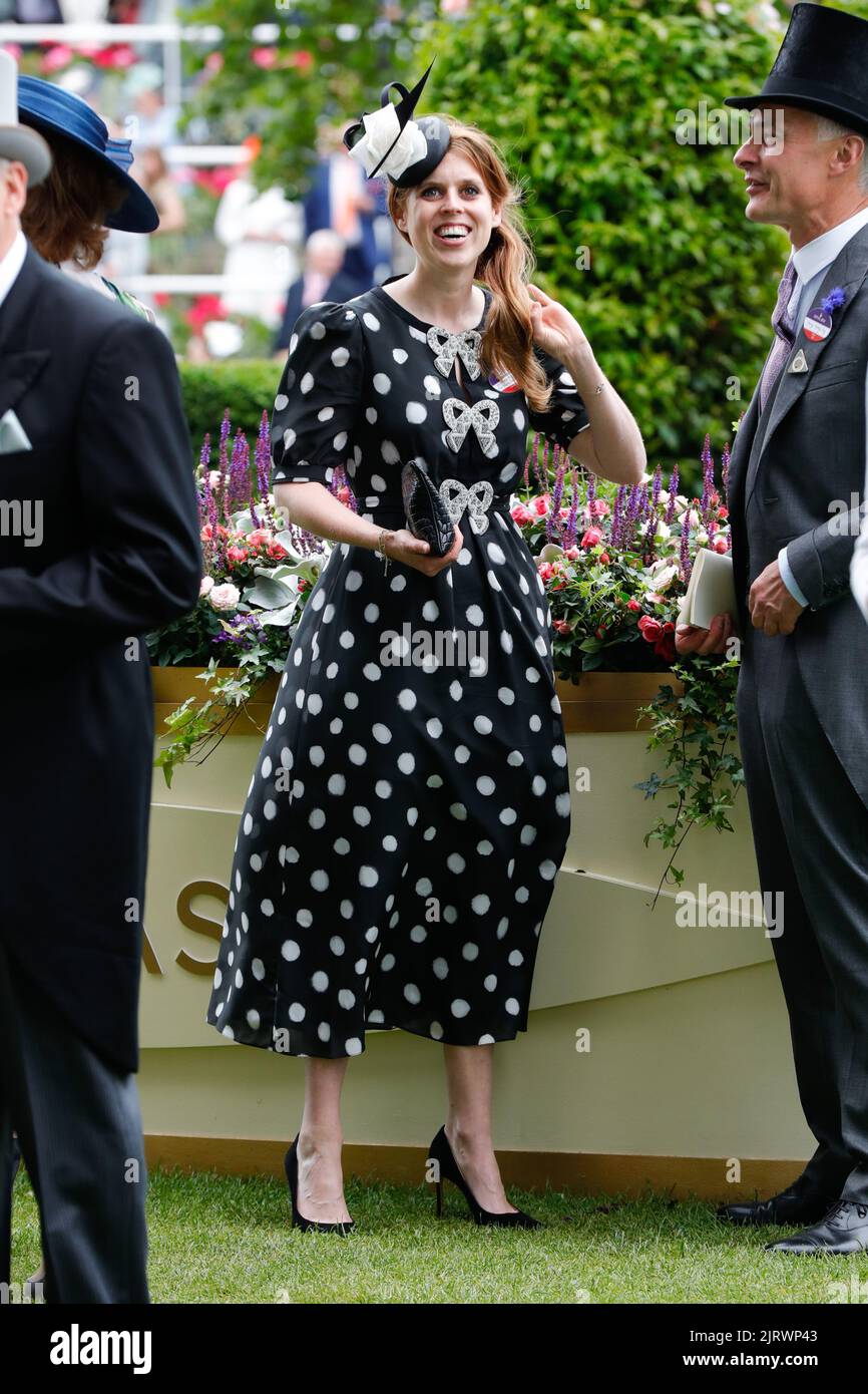 Ascot, Großbritannien. 25. August 2022. Prinzessin Beatrice, Frau Edoardo Mapelli Mozzi bei Royal Ascot 2022. Die Tochter von Prinz Andrew, Herzog von York, und Sarah, Herzogin von York besuchte Royal Ascot 2022 mit den anderen Mitgliedern der königlichen Familie Kredit: Independent Photo Agency/Alamy Live News Stockfoto