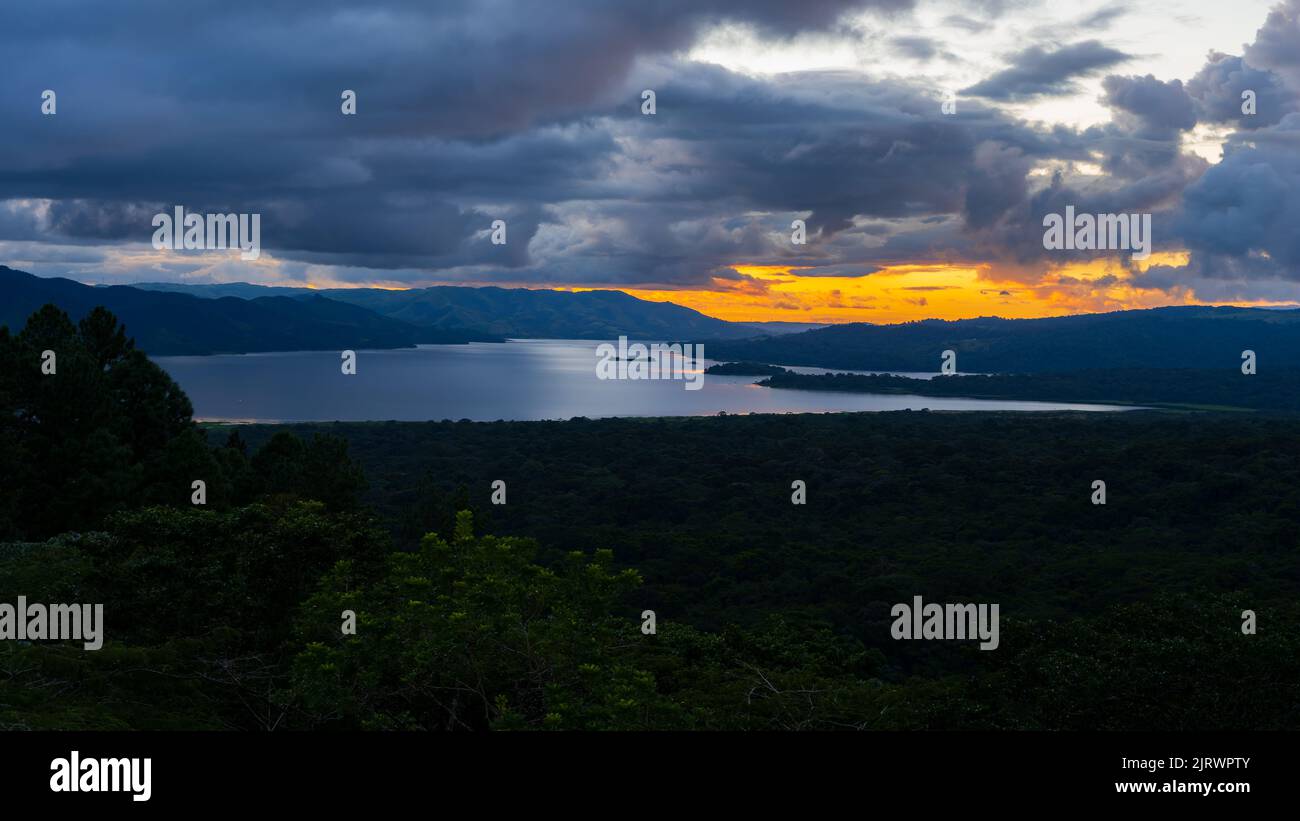 Schöne Luftaufnahme des Arenal Vulkans, der arenal Lagune und des Regenwaldes in Costa Rica Stockfoto