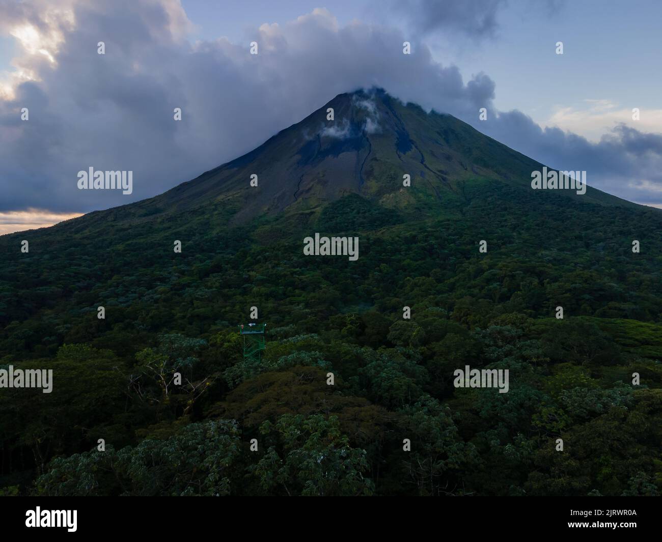 Schöne Luftaufnahme des Arenal Vulkans, der arenal Lagune und des Regenwaldes in Costa Rica Stockfoto