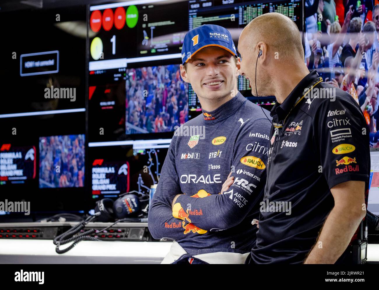 Spa, Belgien. 26. August 2022. 2022-08-26 16:49:15 SPA - Max Verstappen (Red Bull Racing) in seiner Boxenbox während der Trainingseinheit 2. vor dem Grand Prix von Belgien F1 auf dem Circuit de Spa-Francorchamps am 26. August 2022 in SPA, Belgien. ANP SEM VAN DER WAL netherlands Out - belgium Out Credit: ANP/Alamy Live News Stockfoto
