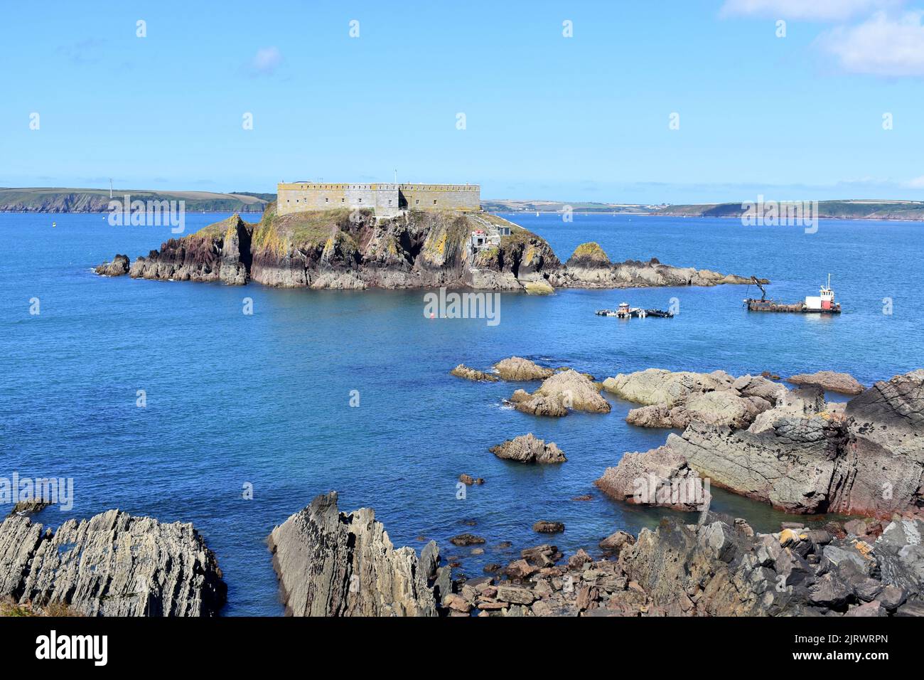 Thorne Island und Blick über den Milford Haven Waterway, Angle, Pembrokeshire, Wales Stockfoto