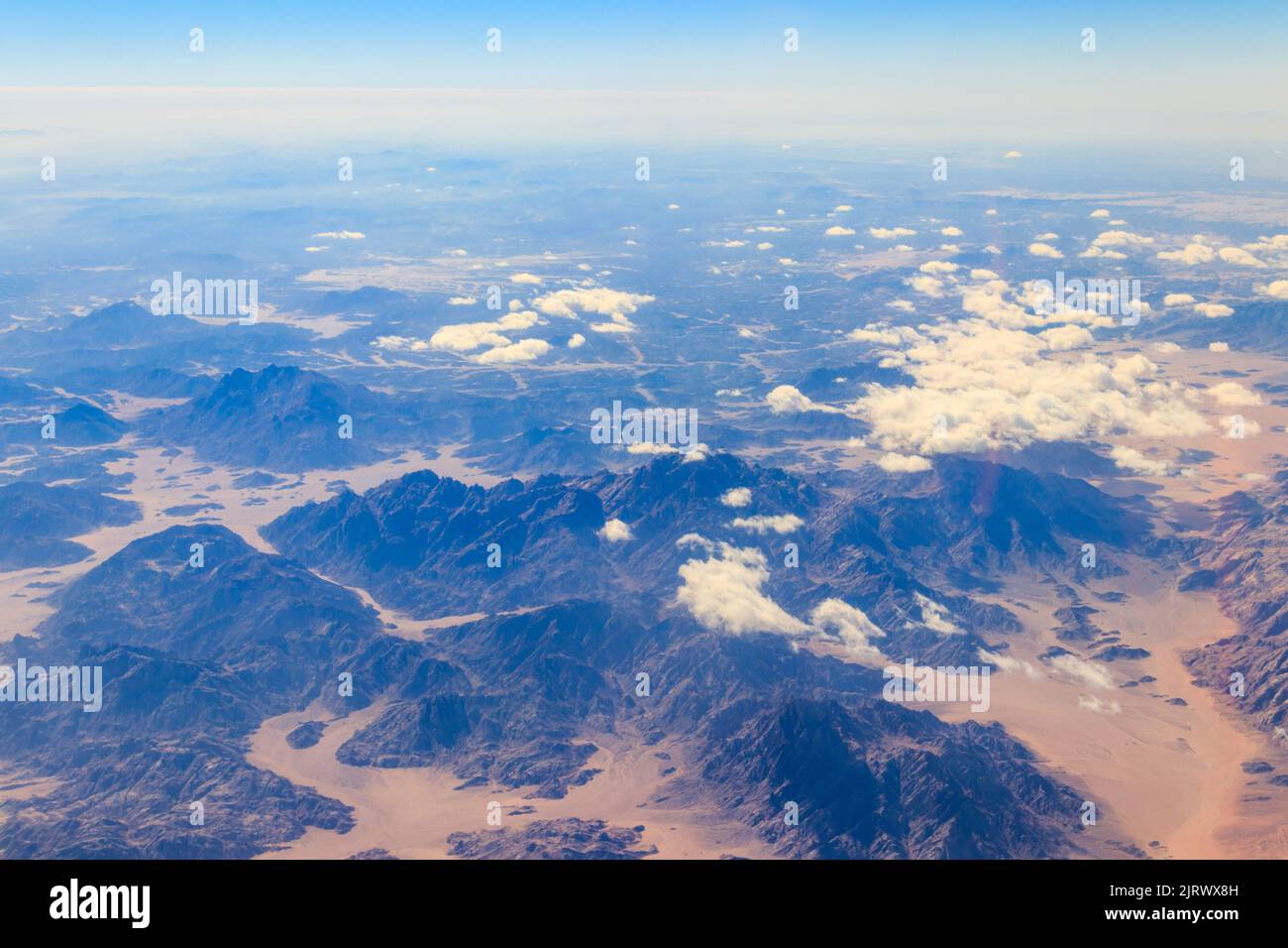 Blick auf die Berge des Sinai und die Wüste in Ägypten. Blick aus einem Flugzeug Stockfoto