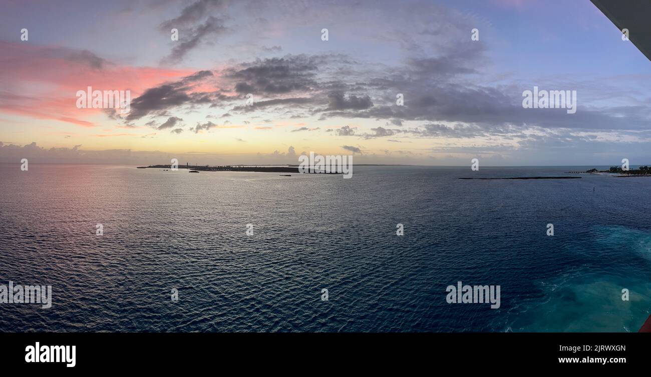 Der orange, rosa und blaue Sonnenaufgang auf den Berry Islands, Bahamas. Stockfoto