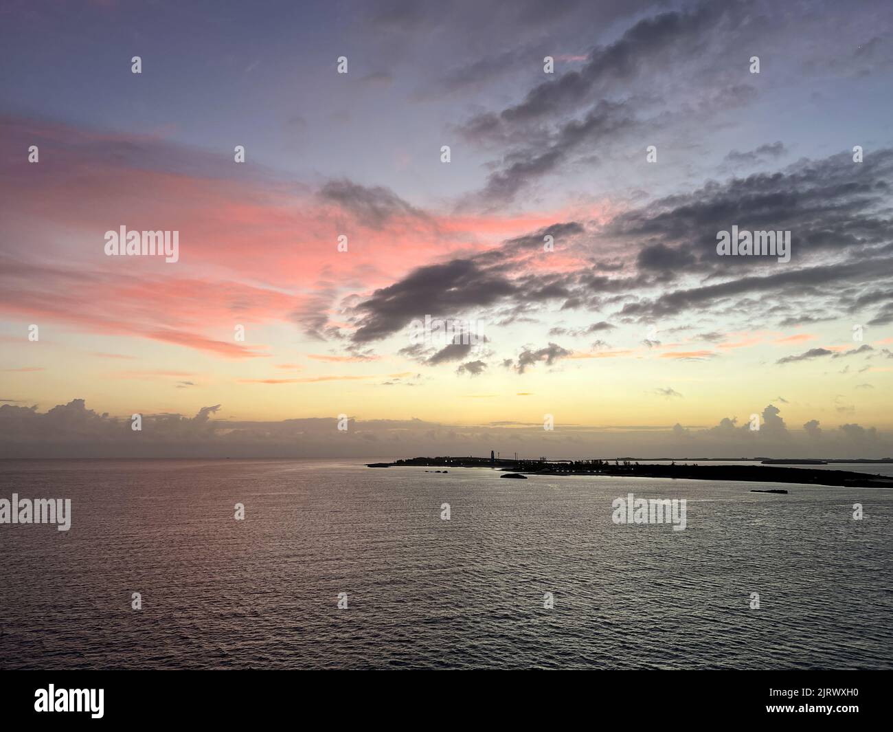 Der orange, rosa und blaue Sonnenaufgang auf den Berry Islands, Bahamas. Stockfoto