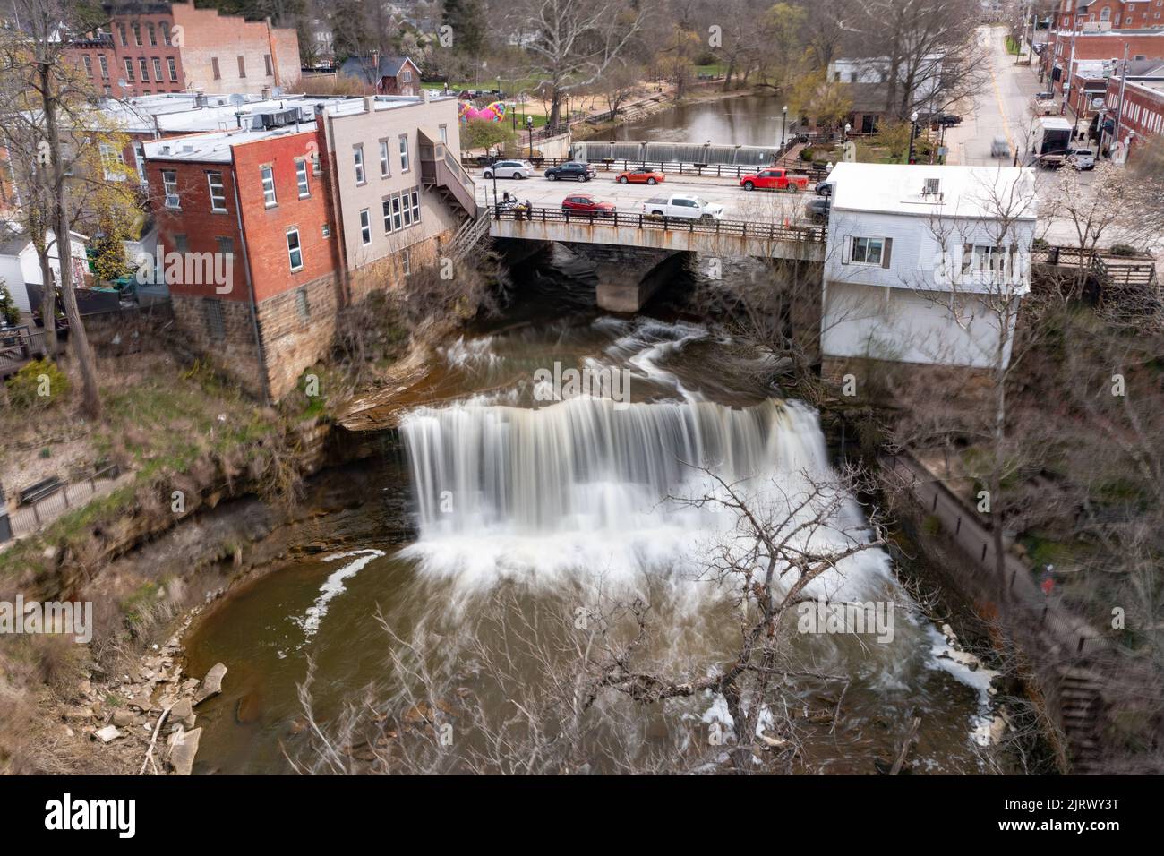 Wasser fließt unter der Brücke, die in Chagrin Falls, Ohio, einmündet Stockfoto