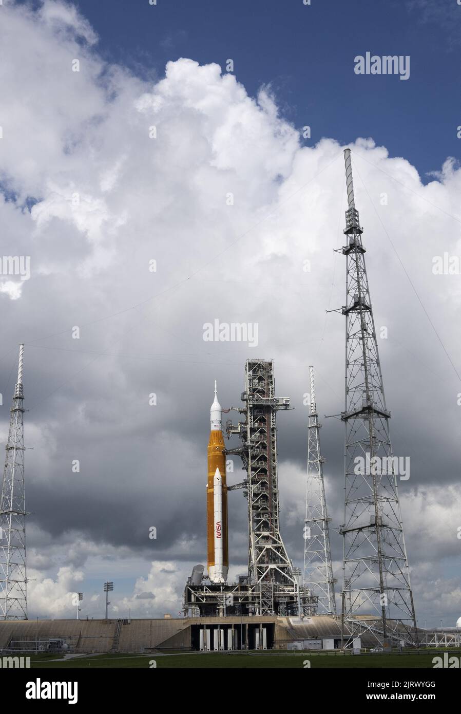 Kennedy Space Center, USA. 26. August 2022. Artemis 1 sitzt am Freitag, den 26. August 2022, auf dem Startplatz im Kennedy Space Center, Florida. Die SLS-Rakete der NASA mit der Orion-Kapsel soll am Montag, den 29.. August, starten. Artemis 1 wird den Mond umkreisen, als erster Schritt für die USA, Astronauten nach 50 Jahren wieder zum Mond zu schicken. Foto von Pat Benic/UPI Credit: UPI/Alamy Live News Stockfoto