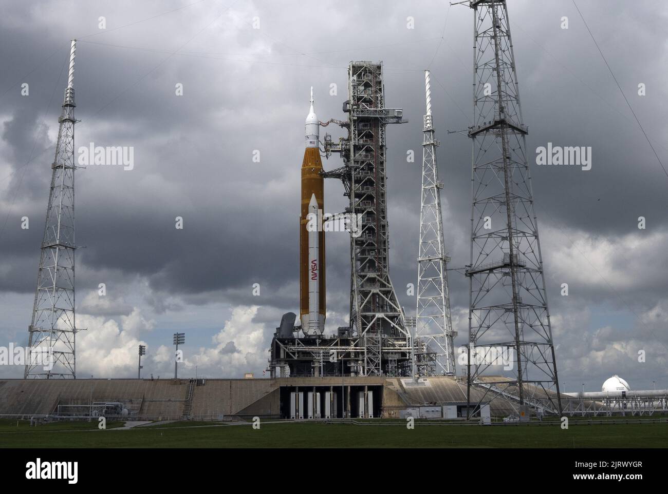 Kennedy Space Center, USA. 26. August 2022. Artemis 1 sitzt am Freitag, den 26. August 2022, auf dem Startplatz im Kennedy Space Center, Florida. Die SLS-Rakete der NASA mit der Orion-Kapsel soll am Montag, den 29.. August, starten. Artemis 1 wird den Mond umkreisen, als erster Schritt für die USA, Astronauten nach 50 Jahren wieder zum Mond zu schicken. Foto von Pat Benic/UPI Credit: UPI/Alamy Live News Stockfoto