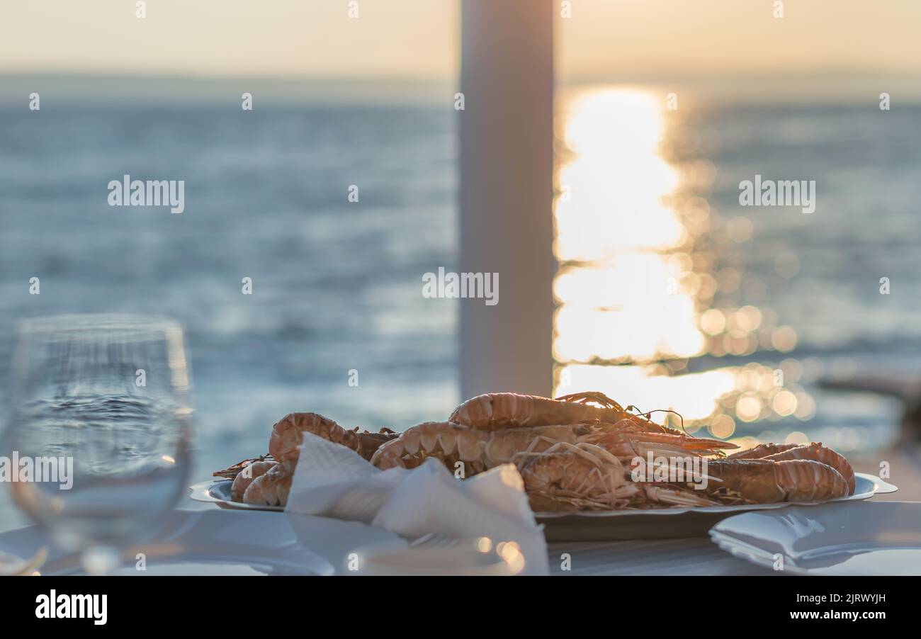 Abendessen auf dem Meer mit gegrillten Scampi traditionellen kroatischen Meeresfrüchten Stockfoto