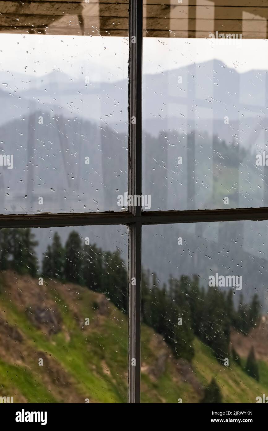 Regen auf den Fenstern des Evergreen Mountain Lookout, Mt. Baker–Snoqualmie National Forest, Staat Washington, USA Stockfoto