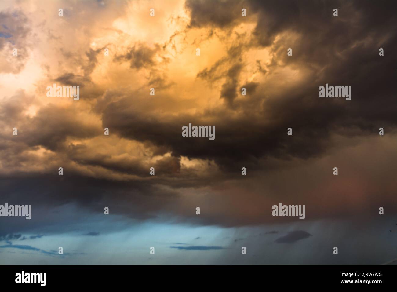 Dramatische schwere Wolken goldene Stunde Stock Foto Stockfoto