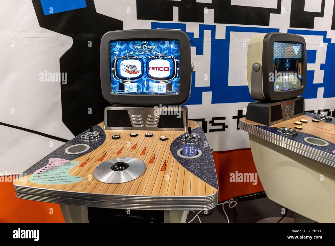 Köln, Deutschland. 24. Aug. 2022. Gamescom 2022: Die gamescom Retro Area lädt Besucher auf eine Reise durch 50 Jahre Videospiele mit über 200 gebrauchsfertigen Spielkonsolen, Heimcomputern, Handhelds und Automaten aus vier Jahrzehnten ein. Die gamescom ist die weltweit größte Messe für Computer- und Videospiele in Köln. Kredit: Christian Lademann / LademannMedia Stockfoto