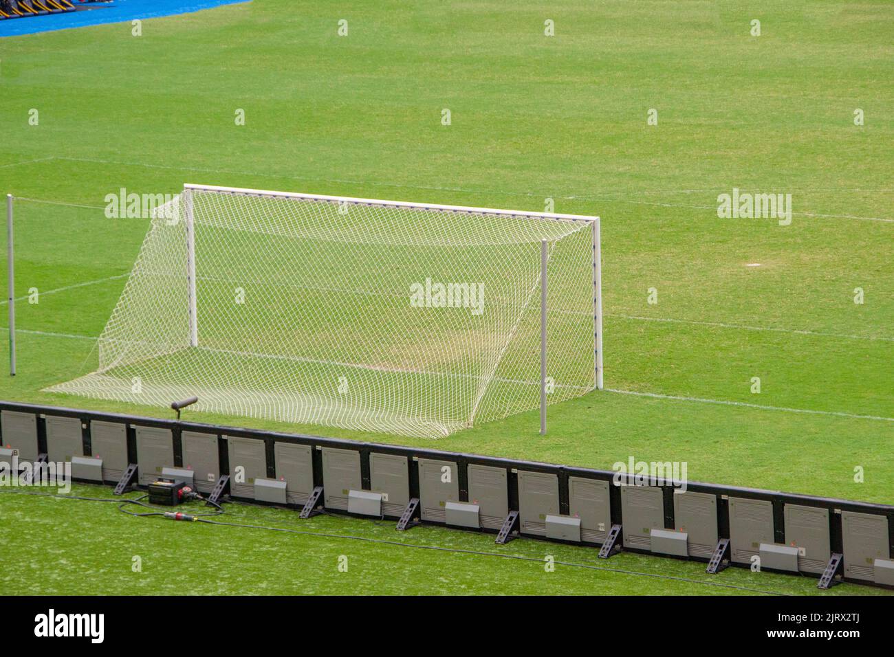 Fußball mit grünem Rasen als Hintergrund in Rio de Janeiro. Stockfoto