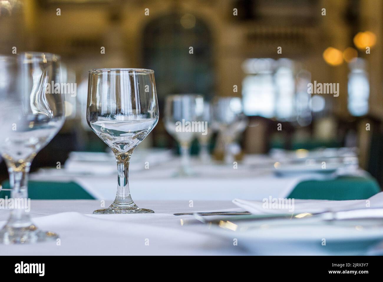 Projeto Rio VintageGlasschalen auf einem Tisch mit weißer Tischdecke und Besteck auf dem Tisch in Santa Catarina brasilien. Stockfoto