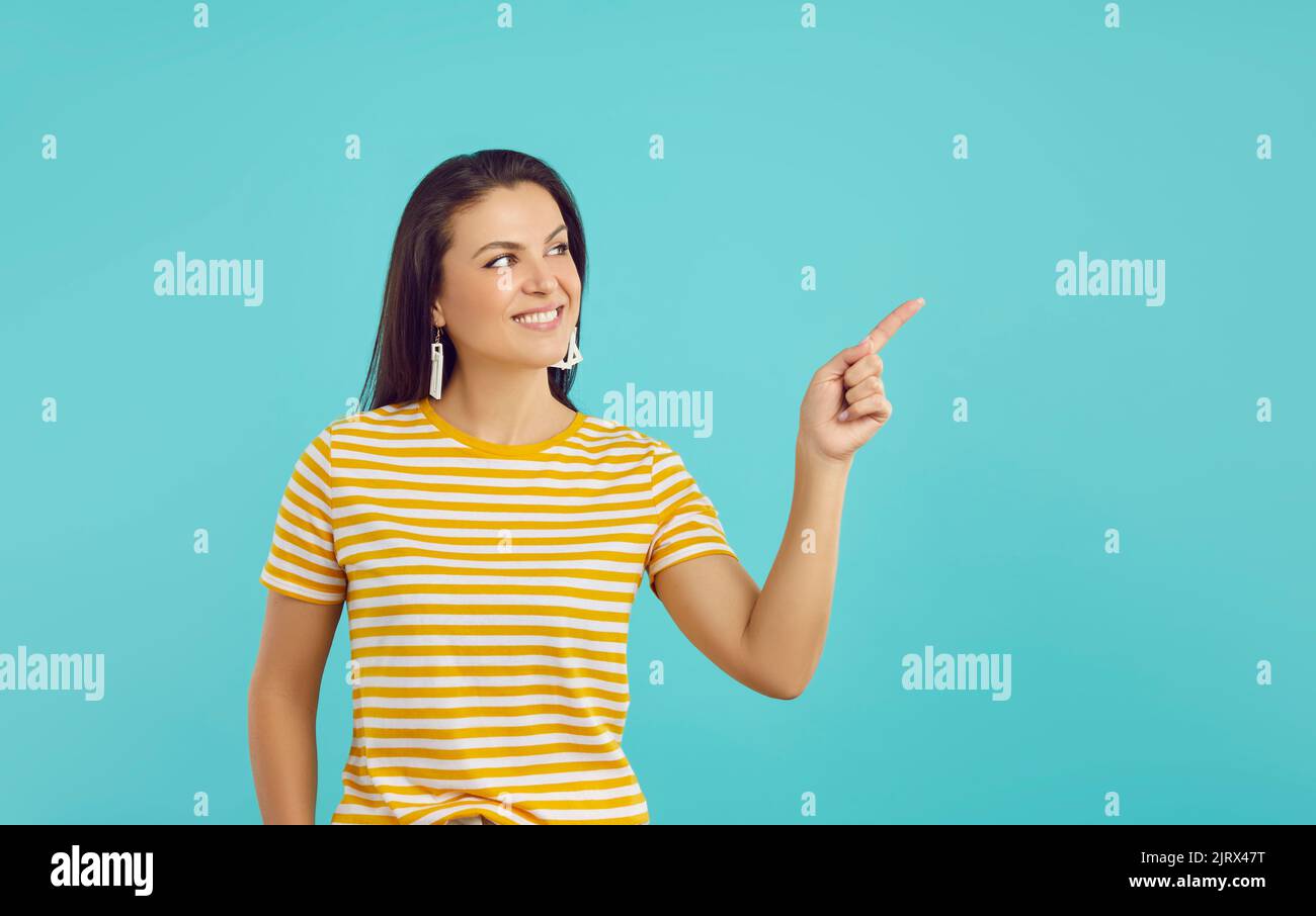 Lächelnde Frau zeigen auf gutes Verkaufsangebot Stockfoto