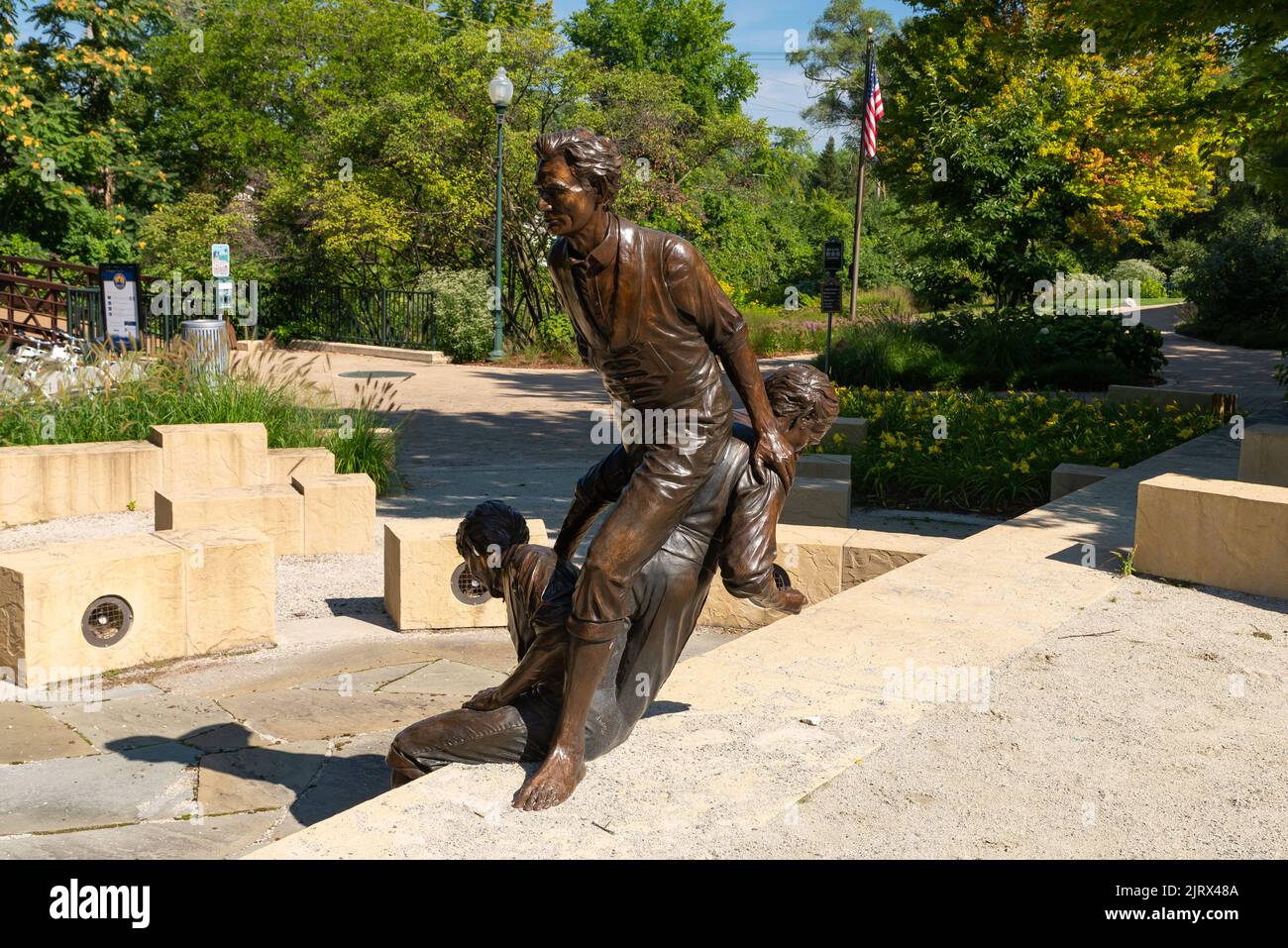 Lockport, Illinois - Vereinigte Staaten - 23.. August 2022: Lincoln in drei Posen Bronzestatue, vom Bildhauer David Ostro, an der Lincoln Landing. Stockfoto