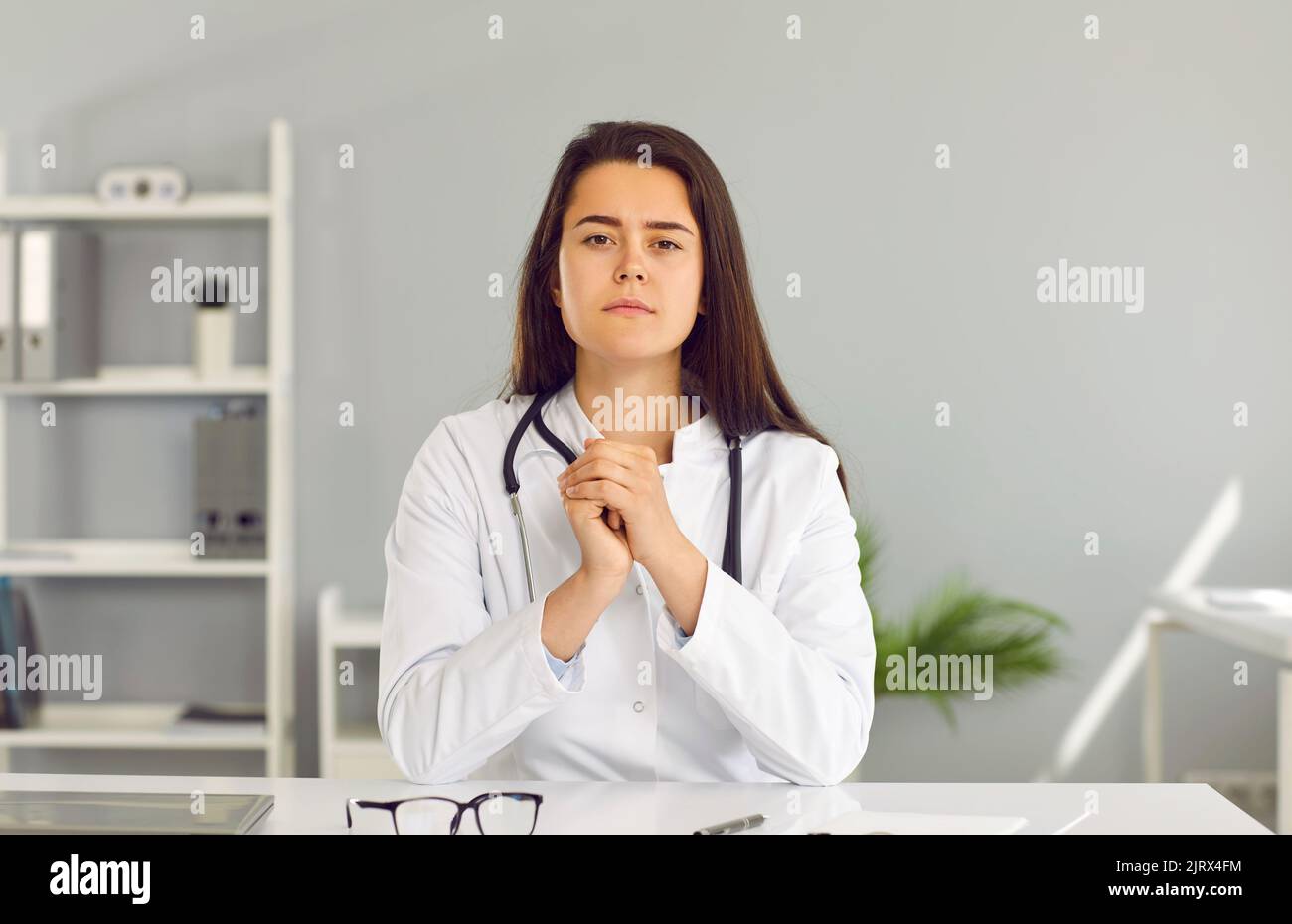 Porträt einer jungen Ärztin im weißen Mantel während der ärztlichen Konsultation per Videoanruf Stockfoto