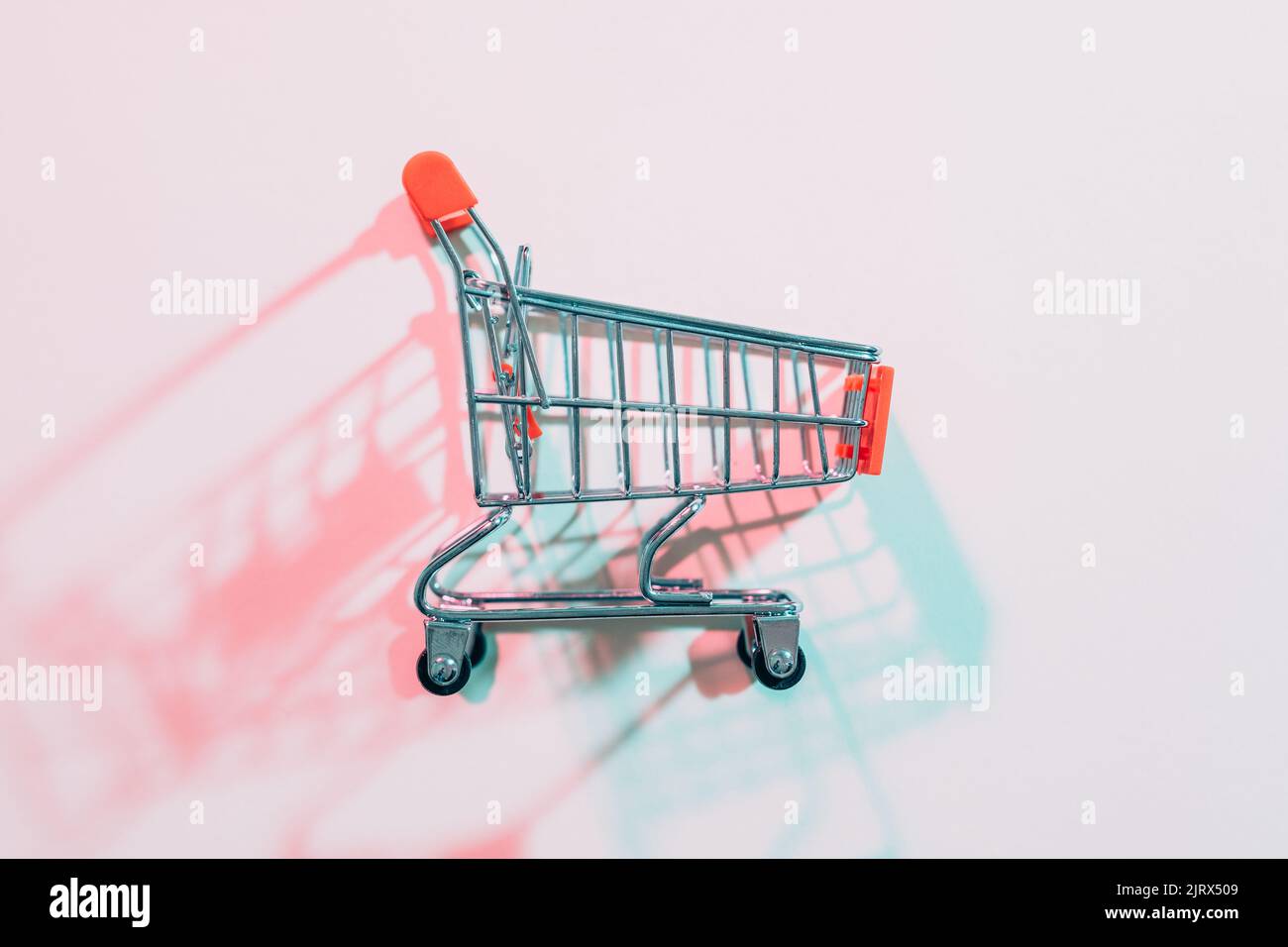 Konsumdenken leerer Warenkorb roter Schatten Stockfoto