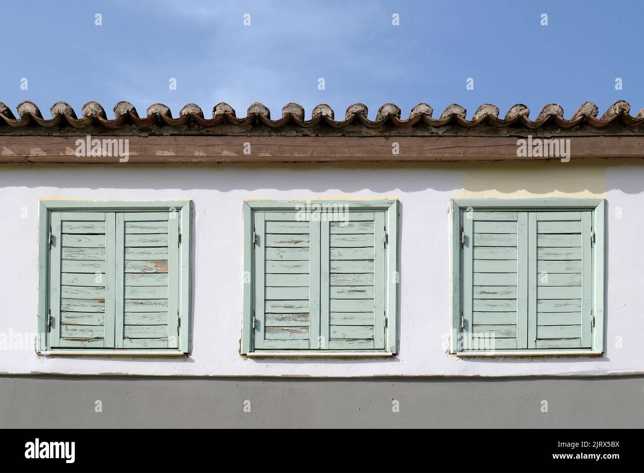 Drei Fenster in einem alten Haus in der Gegend von Plaka in Athen, Griechenland Stockfoto