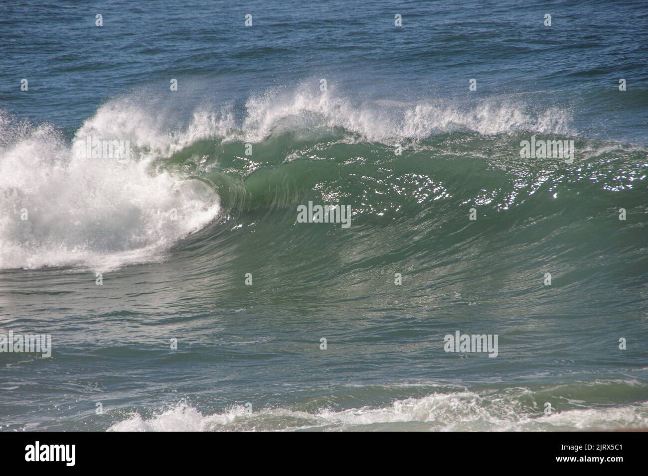 Welle bekannt als Shorebbreak auf Post Six am Coabababan Strand in Rio de Janeiro. Stockfoto