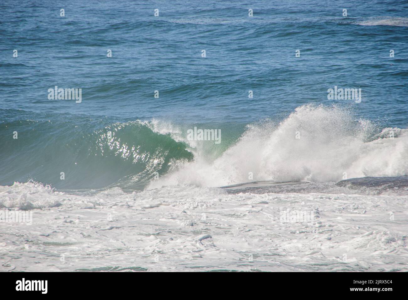 Welle bekannt als Shorebbreak auf Post Six am Coabababan Strand in Rio de Janeiro. Stockfoto