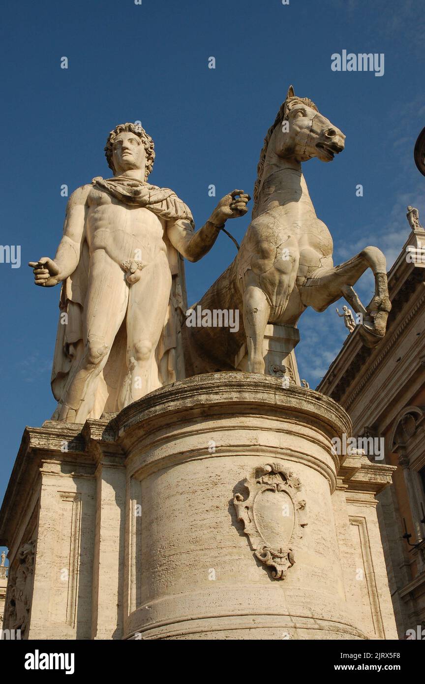 Eine vertikale Aufnahme der Statuen von Castor und Pollux auf der Piazza Campidoglio in Rom, Italien Stockfoto