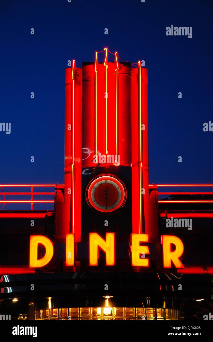 Ein Vintage-Diner im Retro-Stil wird nachts mit Neonlichtern beleuchtet Stockfoto