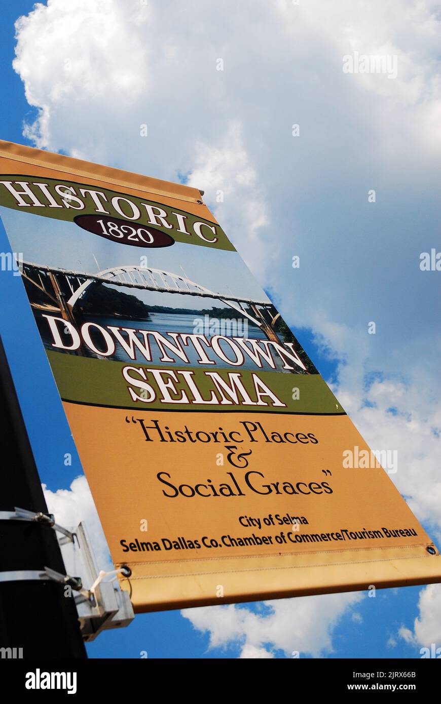Ein Banner mit der Edmund Pettus Bridge und einem Slogan von Historic Places and Social Graces heißt Besucher in Selma Alabama willkommen Stockfoto