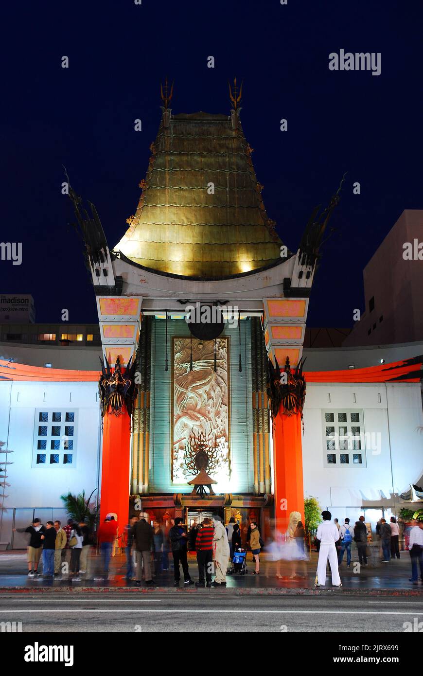 Touristen strömen abends ins Grauman Chinese Theatre, um die Hand- und Fußabdrücke ihrer Lieblingsfilmstars vor dem Kino zu sehen Stockfoto