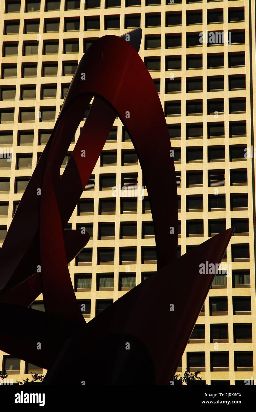 Alexander Libermans Skulptur Venture schmückte einst die Bank of America Plaza in der Innenstadt von Dallas, Texas, und sitzt jetzt am Love Airport Stockfoto