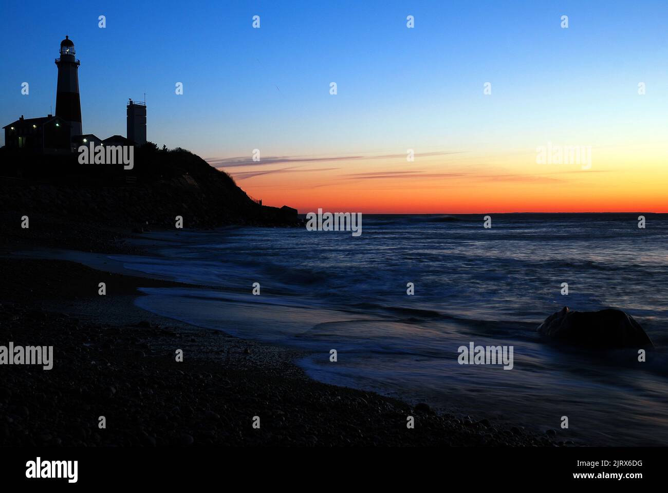 Ein Morgenhimmel leuchtet hinter dem Montauk Point Lighthouse, einem markanten Wahrzeichen der Hamptons an der östlichsten Spitze von Long Island Stockfoto