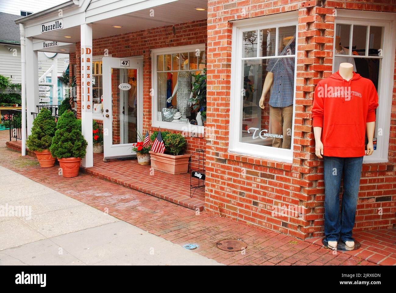 Eine Schaufensterpuppe steht vor einem eleganten, modischen und schicken Casual Store in Downtown South Hampton, Long Island, einer der Städte der Hamptons Stockfoto