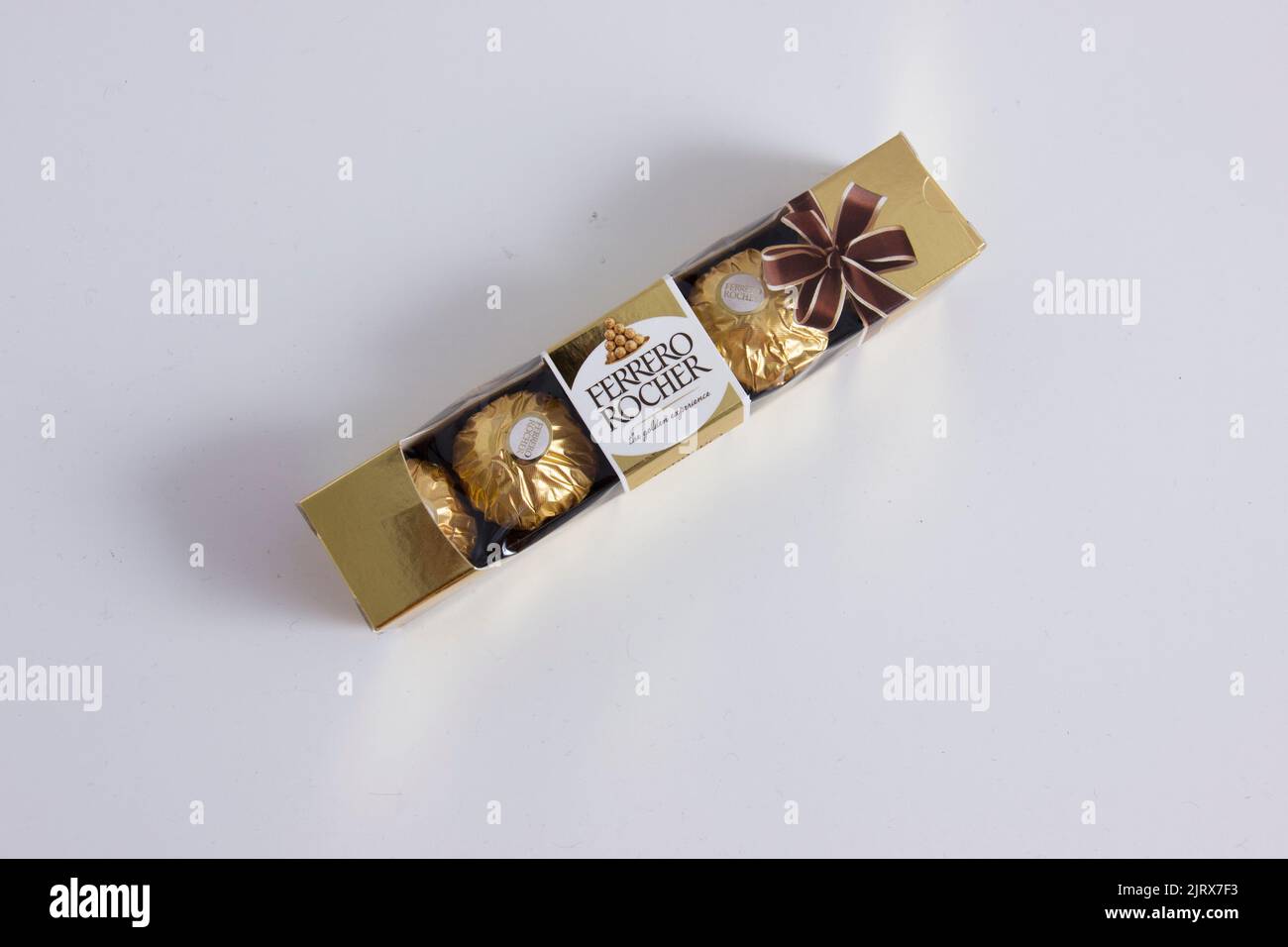 Eine Nahaufnahme einer Schachtel Schokolade von Ferrero Rocher auf einem weißen Tisch Stockfoto