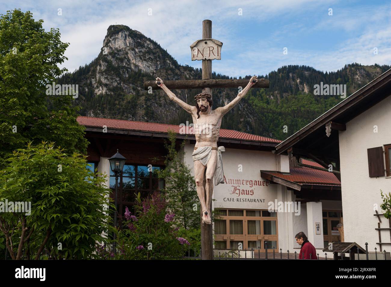 31.05.2016, Oberammergau, Bayern, Deutschland, Europa - Eine Holzfigur zeigt Jesus Christus, der in der bayerischen Kleinstadt am Kreuz genagelt ist. Stockfoto