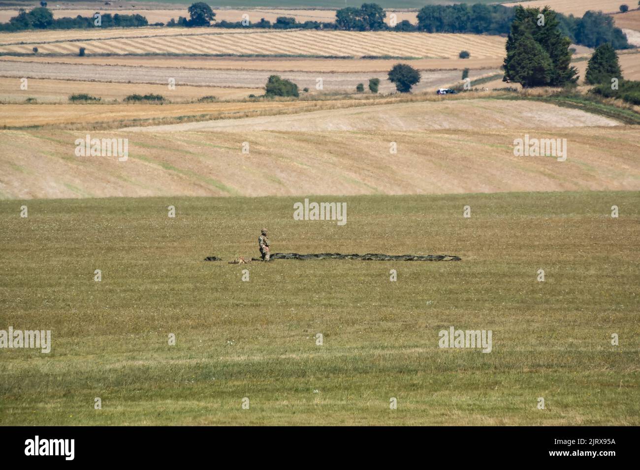 Fallschirmjäger der britischen Armee bereitet sich darauf vor, aus einem Fallschirmabwurf aus der Luft auszusteigen Stockfoto