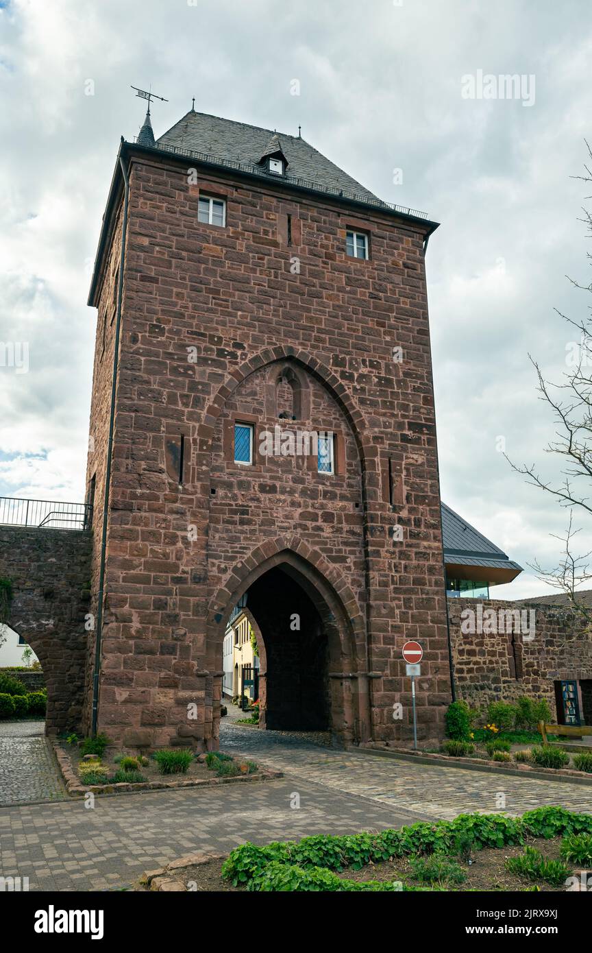 Stadttor Zülpicher Tor in der historischen Stadt Nideggen in der Eifel, Nordrhein-Westfalen, Deutschland. Stockfoto