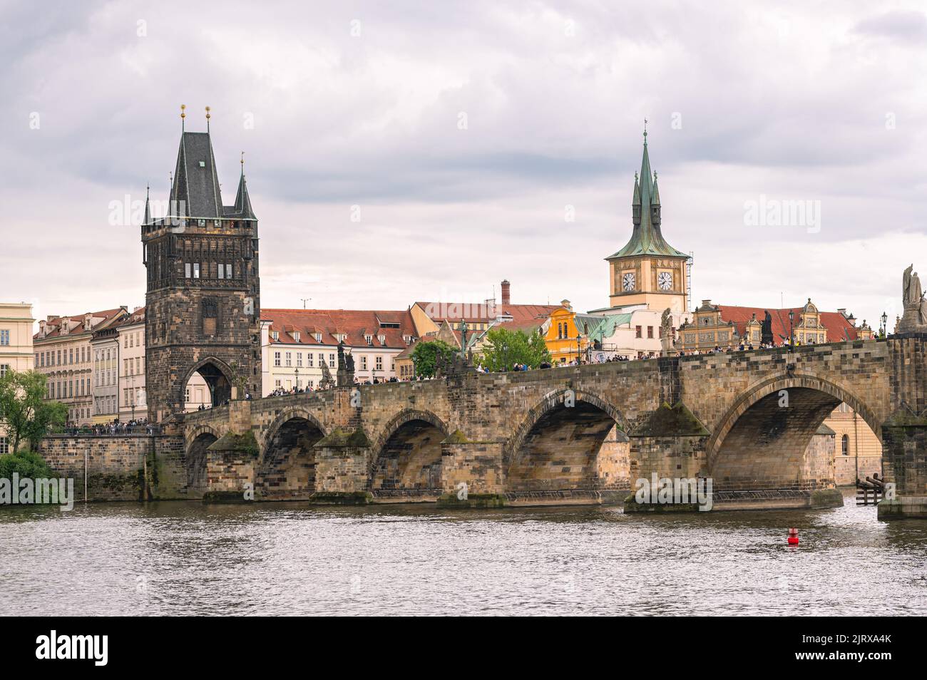 Karlsbrücke und Altstädter Brückenturm in der historischen Altstadt von Prag. Stockfoto