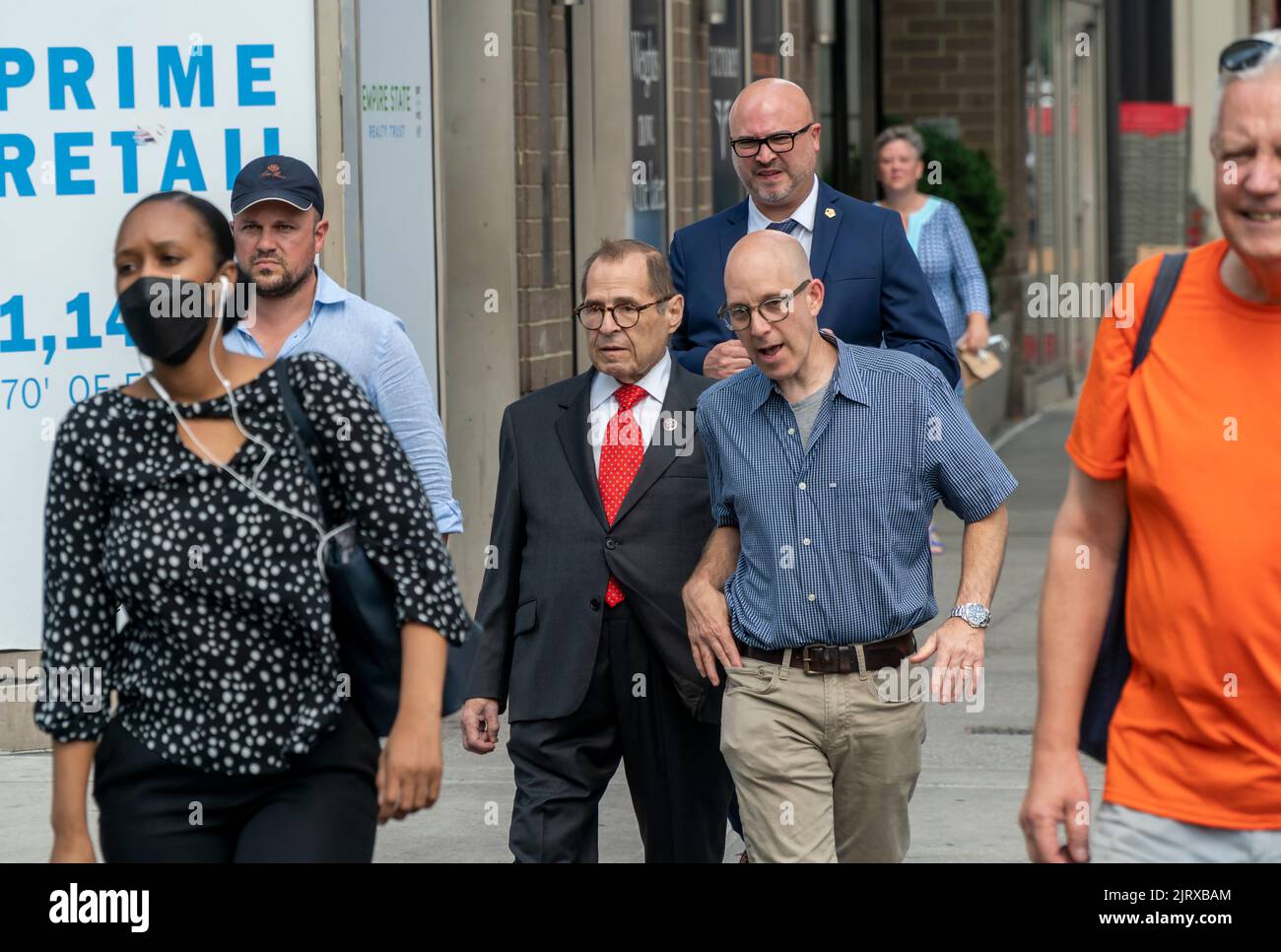 Der Kongressabgeordnete Jerrold Nadler aus dem Zentrum von New York trifft sich am Dienstag, dem 9. August, mit Vertretern der Transit-Bewegung, gewählten Beamten und lokalen Führern bei einer Kundgebung im Viertel HellÕs Kitchen in New York. 2022 Aufruf der MTA zum Bau der Tenth Avenue und 41. Street U-Bahn-Station, die ursprünglich für die Flushing Line Extension geplant war, aber wegen Kosten fallen gelassen wurde. Das Gebiet hat ein beträchtliches Bevölkerungswachstum erreicht, und der Bahnhof, der tatsächlich ausgegraben wird, würde die Entfernung der Bewohner verringern, um zu einem Zug zu gelangen. (© Richard B. Levine) Stockfoto