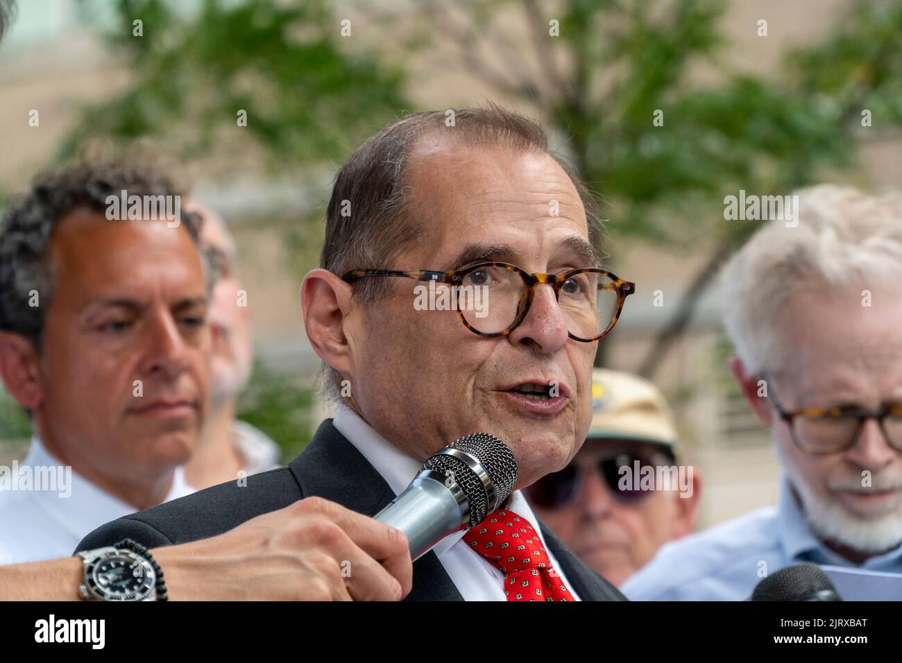 Der Kongressabgeordnete Jerrold Nadler aus New York trifft sich am Dienstag, den 9. August, mit Vertretern der Transit-Bewegung, gewählten Beamten und lokalen Führern bei einer Kundgebung im Viertel HellÕs Kitchen in New York. 2022 Aufruf der MTA zum Bau der Tenth Avenue und 41. Street U-Bahn-Station, die ursprünglich für die Flushing Line Extension geplant war, aber wegen Kosten fallen gelassen wurde. Das Gebiet hat ein beträchtliches Bevölkerungswachstum erreicht, und der Bahnhof, der tatsächlich ausgegraben wird, würde die Entfernung der Bewohner verringern, um zu einem Zug zu gelangen. (© Richard B. Levine) Stockfoto