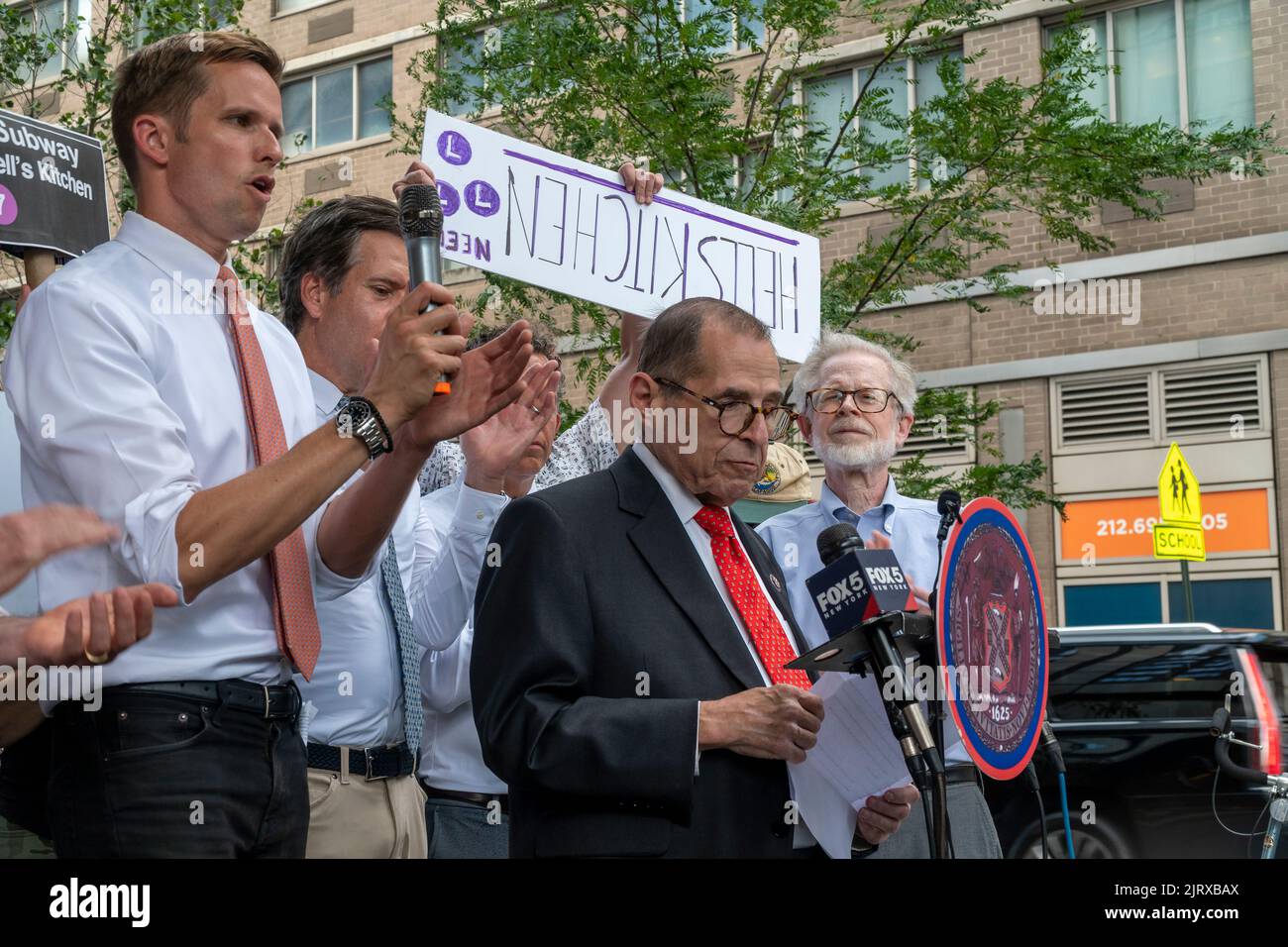 Der Kongressabgeordnete Jerrold Nadler aus New York trifft sich am Dienstag, den 9. August, mit Vertretern der Transit-Bewegung, gewählten Beamten und lokalen Führern bei einer Kundgebung im Viertel HellÕs Kitchen in New York. 2022 Aufruf der MTA zum Bau der Tenth Avenue und 41. Street U-Bahn-Station, die ursprünglich für die Flushing Line Extension geplant war, aber wegen Kosten fallen gelassen wurde. Das Gebiet hat ein beträchtliches Bevölkerungswachstum erreicht, und der Bahnhof, der tatsächlich ausgegraben wird, würde die Entfernung der Bewohner verringern, um zu einem Zug zu gelangen. (© Richard B. Levine) Stockfoto