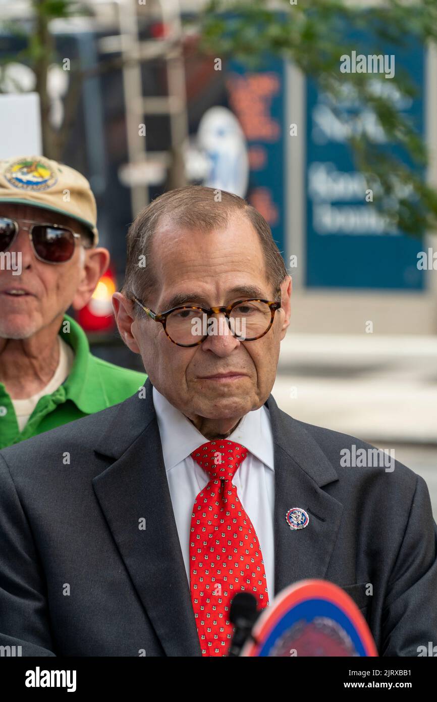Der Kongressabgeordnete Jerrold Nadler aus New York trifft sich am Dienstag, den 9. August, mit Vertretern der Transit-Bewegung, gewählten Beamten und lokalen Führern bei einer Kundgebung im Viertel HellÕs Kitchen in New York. 2022 Aufruf der MTA zum Bau der Tenth Avenue und 41. Street U-Bahn-Station, die ursprünglich für die Flushing Line Extension geplant war, aber wegen Kosten fallen gelassen wurde. Das Gebiet hat ein beträchtliches Bevölkerungswachstum erreicht, und der Bahnhof, der tatsächlich ausgegraben wird, würde die Entfernung der Bewohner verringern, um zu einem Zug zu gelangen. (© Richard B. Levine) Stockfoto