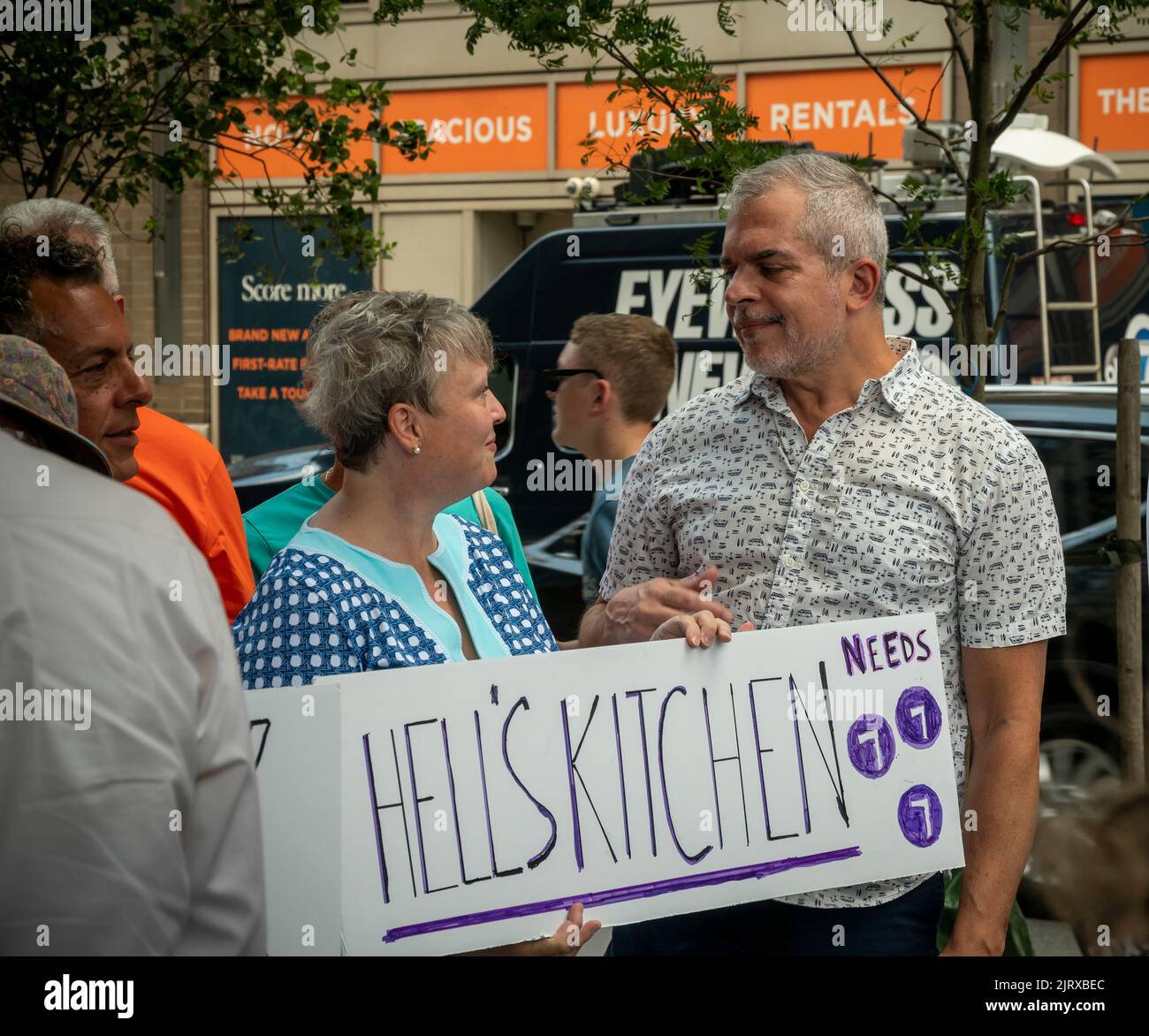 Transit-Befürworter, gewählte Beamte und lokale Führer bei einer Kundgebung im Viertel Hell’s Kitchen in New York am Dienstag, den 9. August, 2022 Aufruf der MTA zum Bau der Tenth Avenue und 41. Street U-Bahn-Station, die ursprünglich für die Flushing Line Extension geplant war, aber wegen Kosten fallen gelassen wurde. Das Gebiet hat ein beträchtliches Bevölkerungswachstum erreicht, und der Bahnhof, der tatsächlich ausgegraben wird, würde die Entfernung der Bewohner verringern, um zu einem Zug zu gelangen. (© Richard B. Levine) Stockfoto