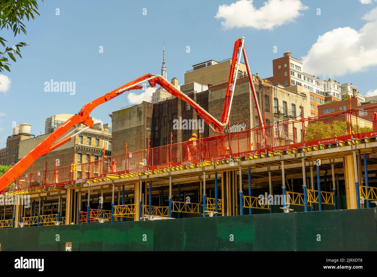 Betonpumpen beim Bau von leistbaren Seniorenwohnungen, die das John Q. Aymar-Gebäude ersetzen, in Chelsea in New York am Mittwoch, den 24. August 2022. (© Richard B. Levine) Stockfoto