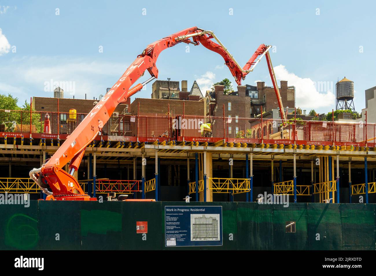 Betonpumpen beim Bau von leistbaren Seniorenwohnungen, die das John Q. Aymar-Gebäude ersetzen, in Chelsea in New York am Mittwoch, den 24. August 2022. (© Richard B. Levine) Stockfoto