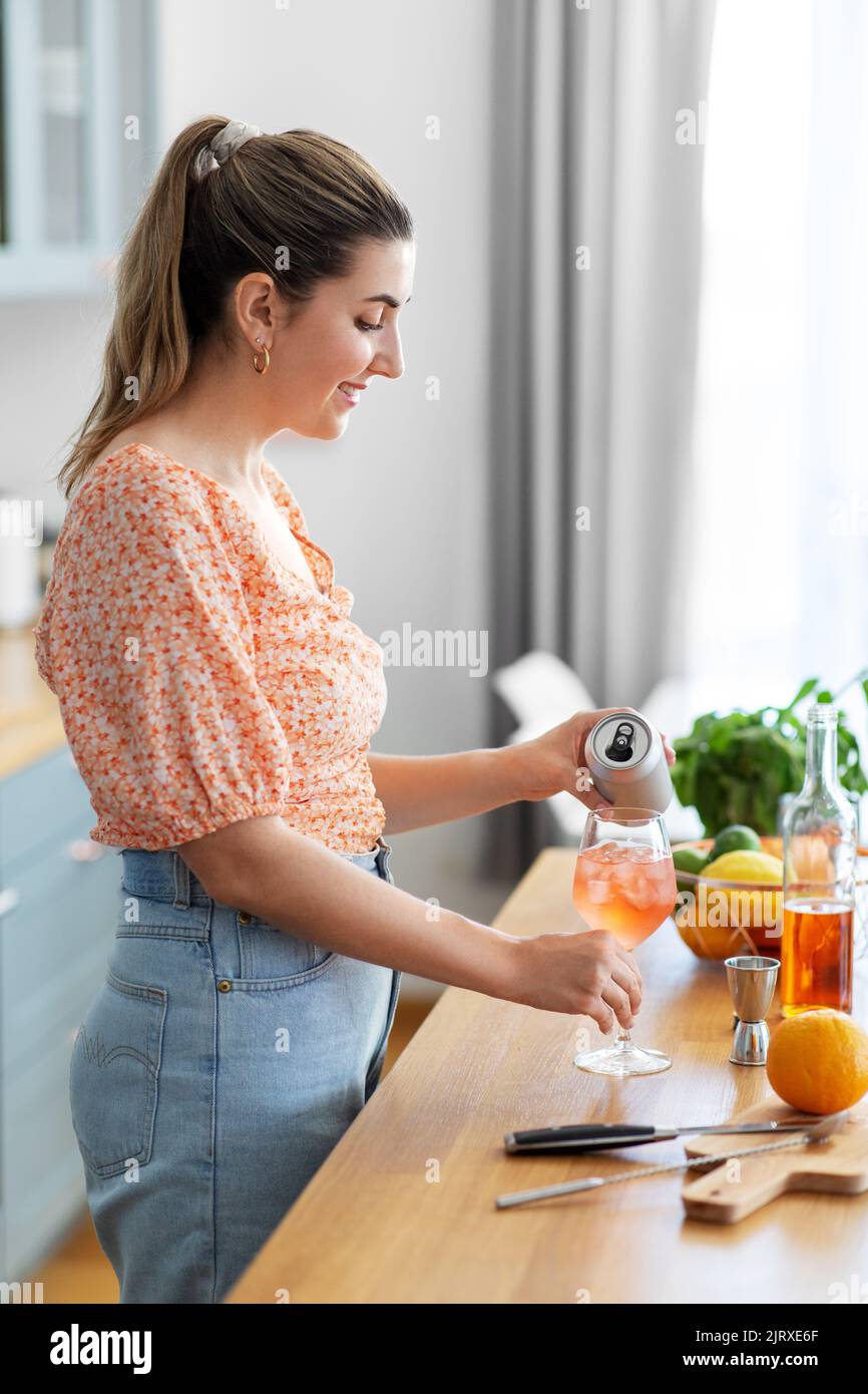 Frau, die in der Küche zu Hause Cocktailgetränke zubereitet Stockfoto