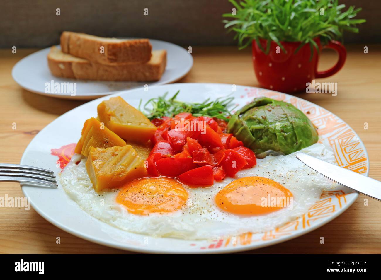 Köstliches Frühstücksgericht mit sonniger Seite nach oben mit buntem Gemüsesalat Stockfoto